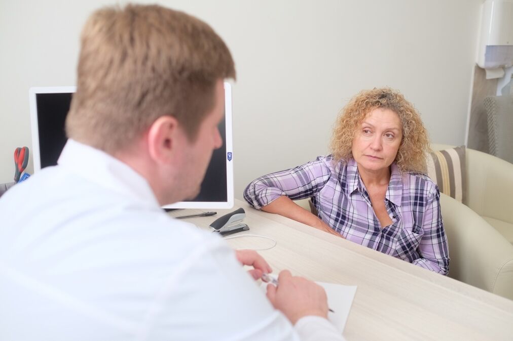 Femeie la o programare cu un specialist pentru tratamentul varicelor
